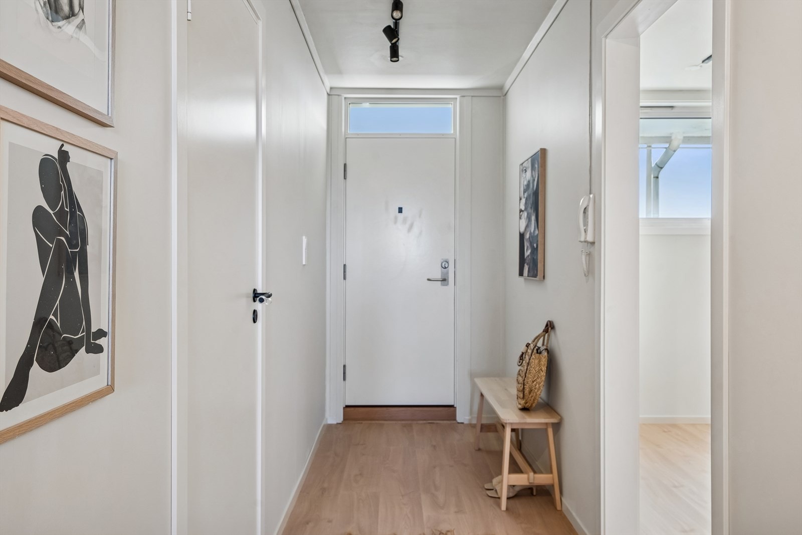 Gangen binder rommene sammen og har gjennomgående laminatgulv og glatte, formpressede dører. Galleribilde