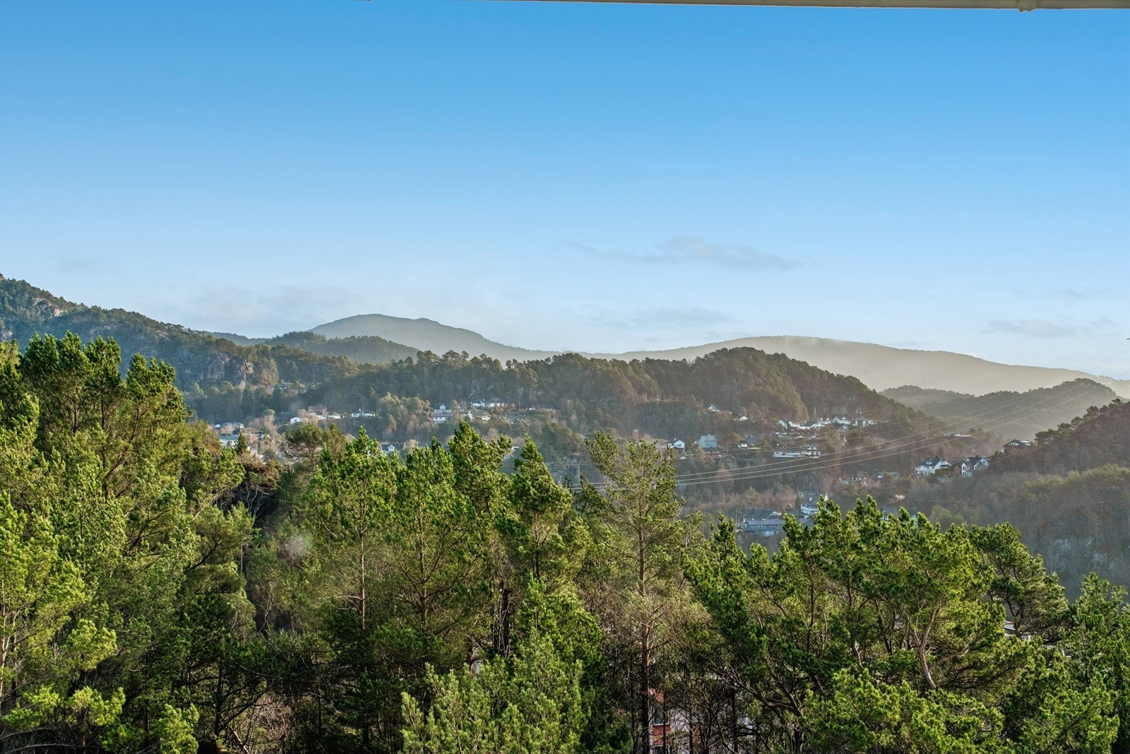 Nabolaget er rolig med lite trafikk og støy, og har gode turmuligheter rett i nærheten. Galleribilde