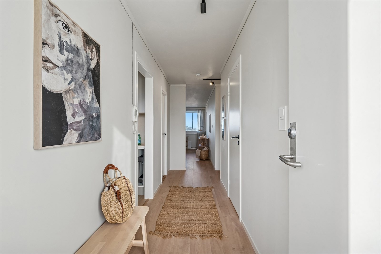 Velkommen inn i en lys entré med plass til oppbevaring i et innfelt garderobeskap. Galleribilde