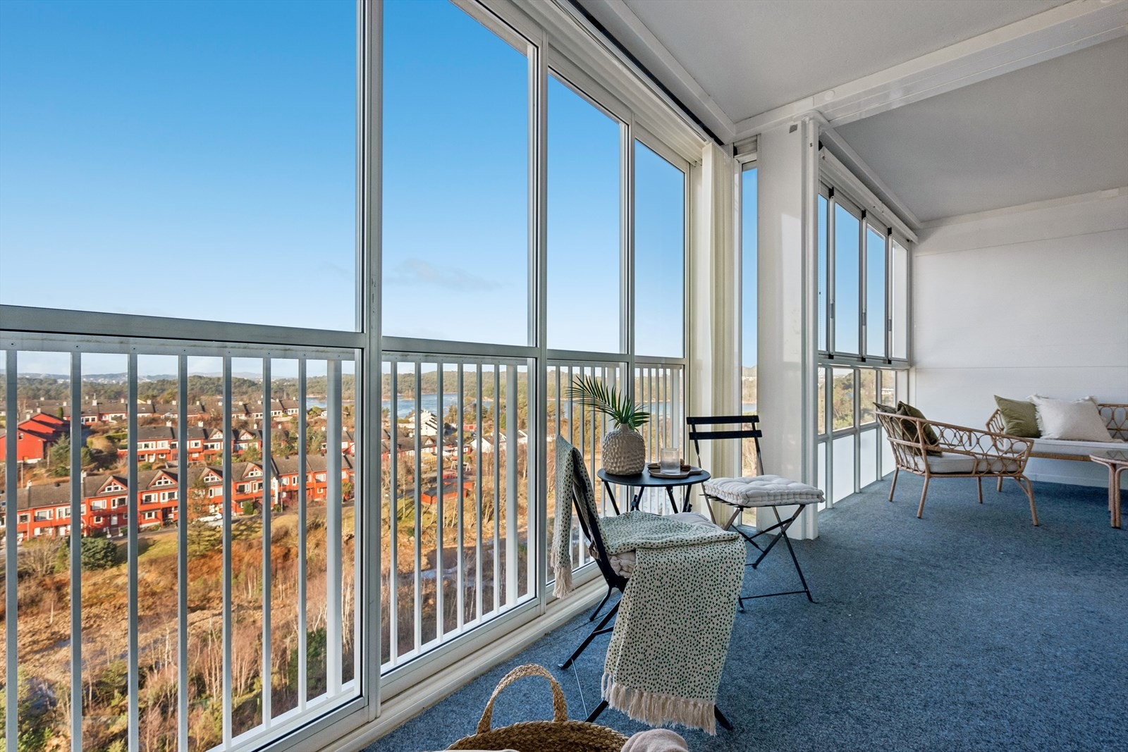 Altanen er innglasset, noe som gir et lunt og anvendelig uterom store deler av året. Galleribilde