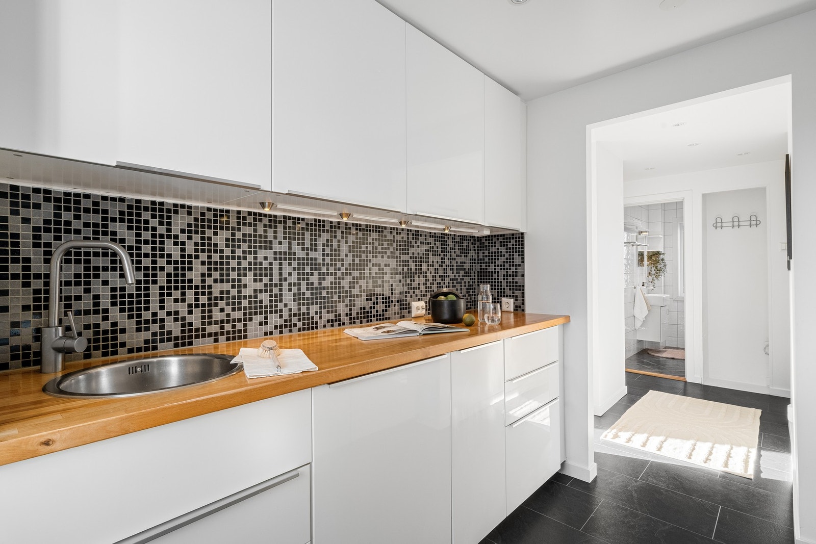 Velutstyrt med god skapplass. Kjøkkenet er fra 2013. Galleribilde