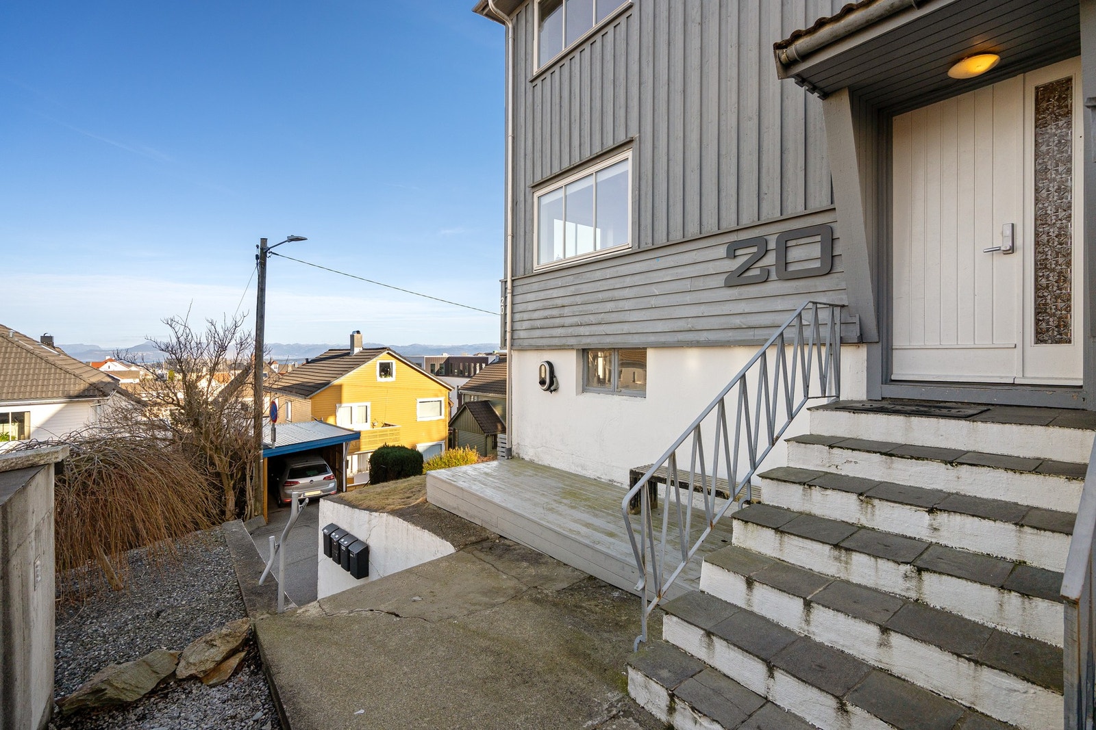 Tilhørende leiligheten er 2 boder i kjelleren og en utvendig bod på 3 kvm. Galleribilde