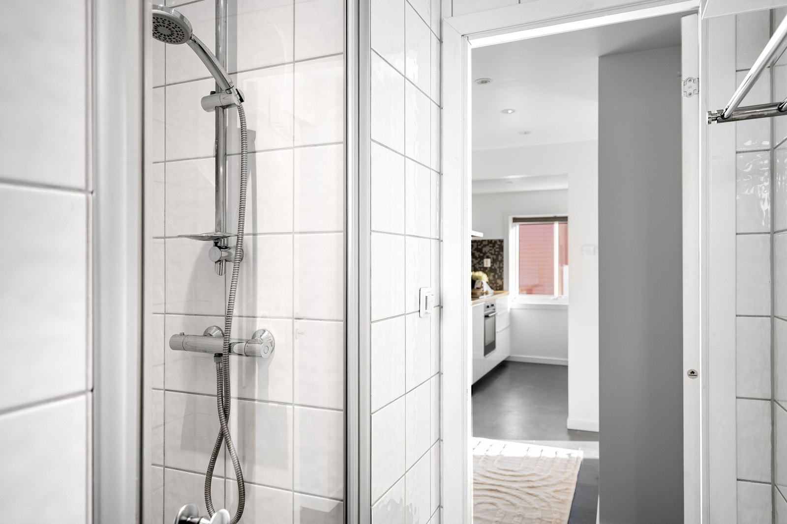 Praktisk dusjnisje. Varmekabler på gulv. Galleribilde