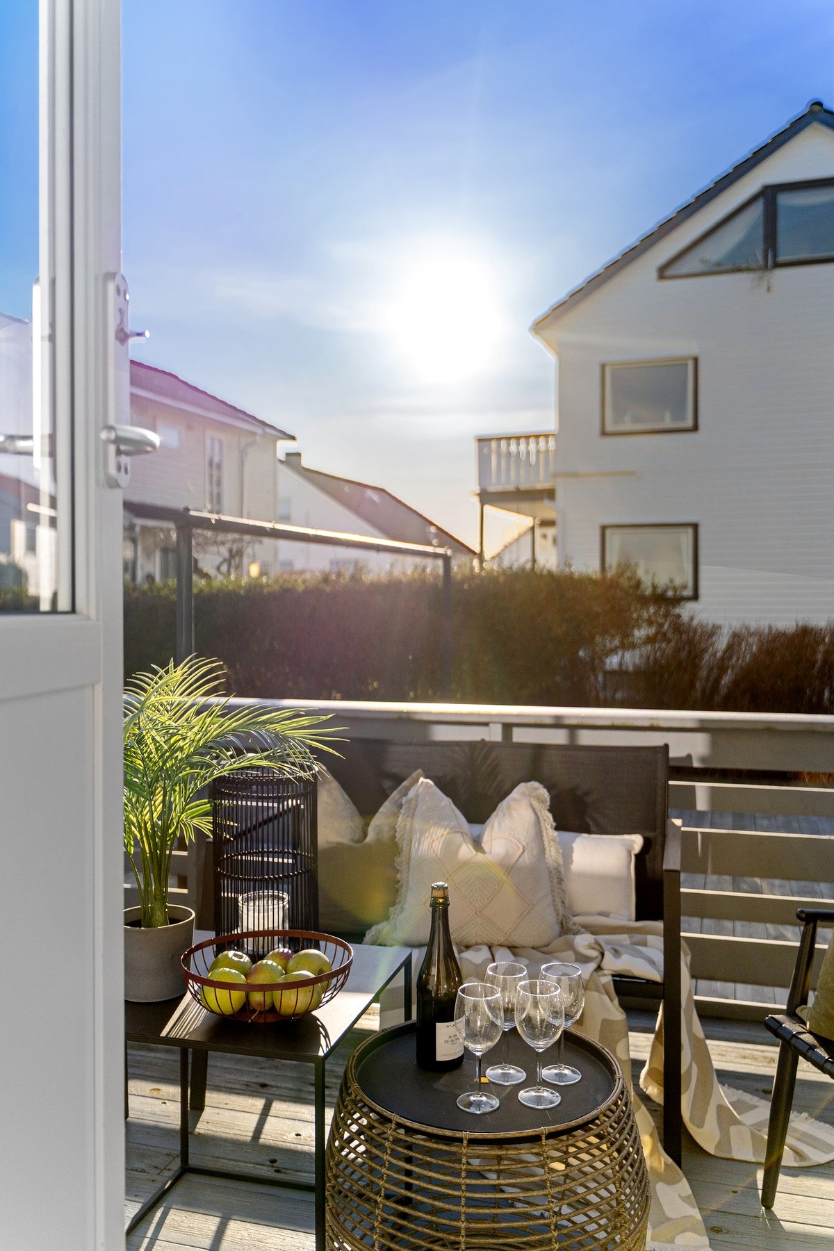 Utgang fra soverom til stor, solrik terrasse. Galleribilde