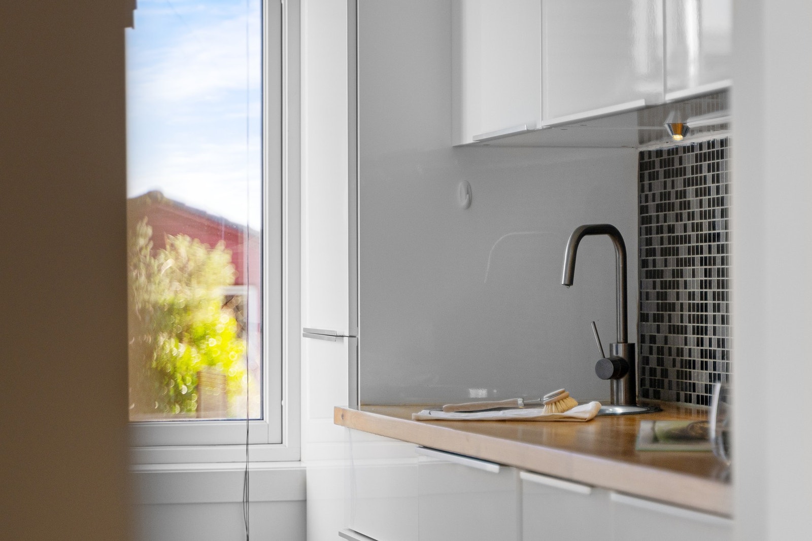 Morderne innredning, integrerte hvitevarer og mekanisk avtrekk. Galleribilde