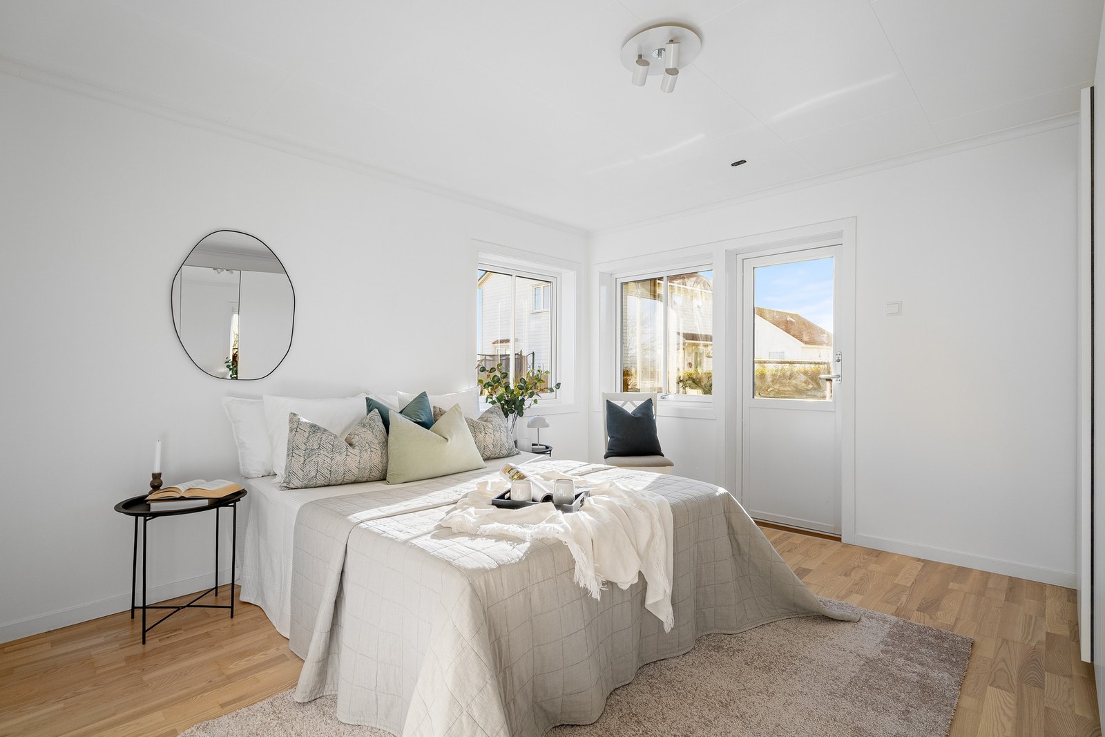 Lyst og romslig soverom med god plass til dobbeltseng og garderobeløsning. Galleribilde