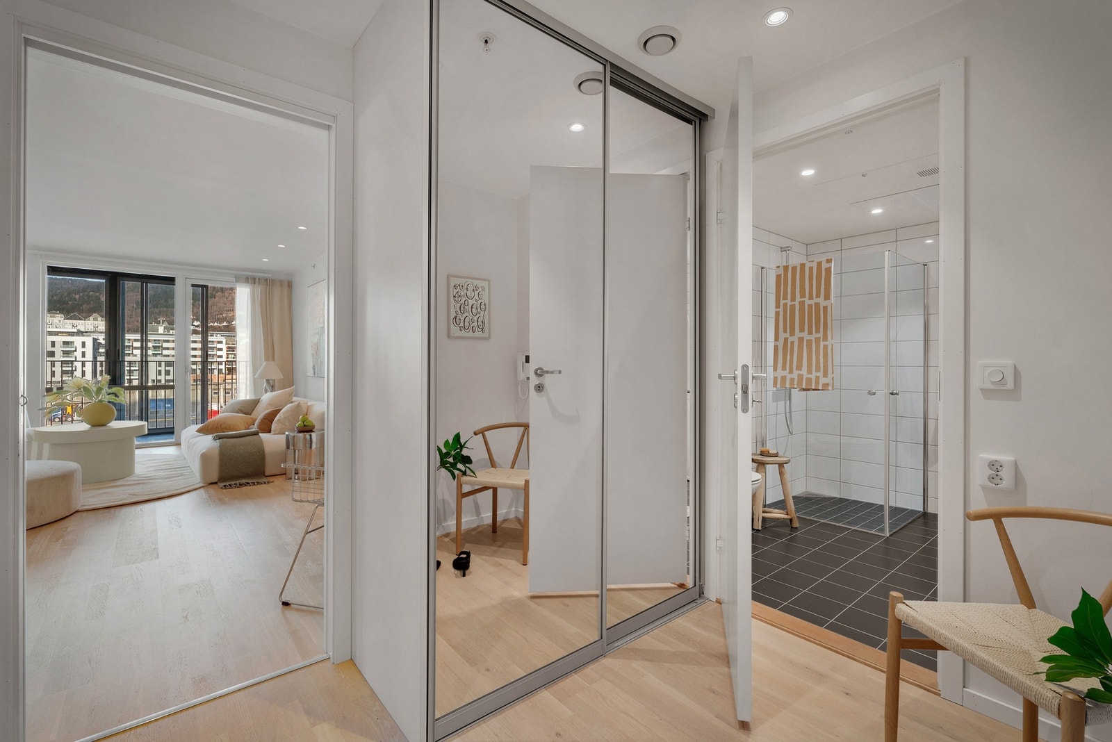 - Entréen har en praktisk skyvedørsgarderobe med gode oppbevaringsmuligheter - Galleribilde