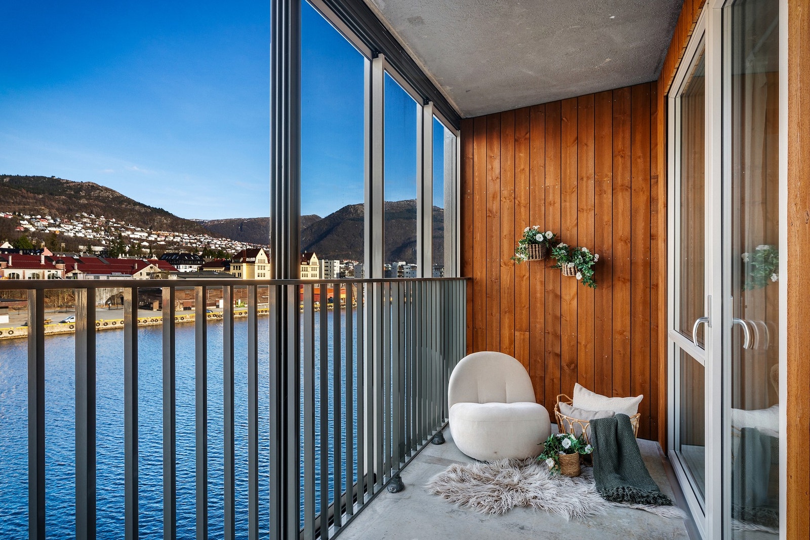 - Stor innglasset balkong på ca. 12 m². Balkongen har skyvbare glassfelt som gjør at den kan åpnes opp ved behov - Galleribilde