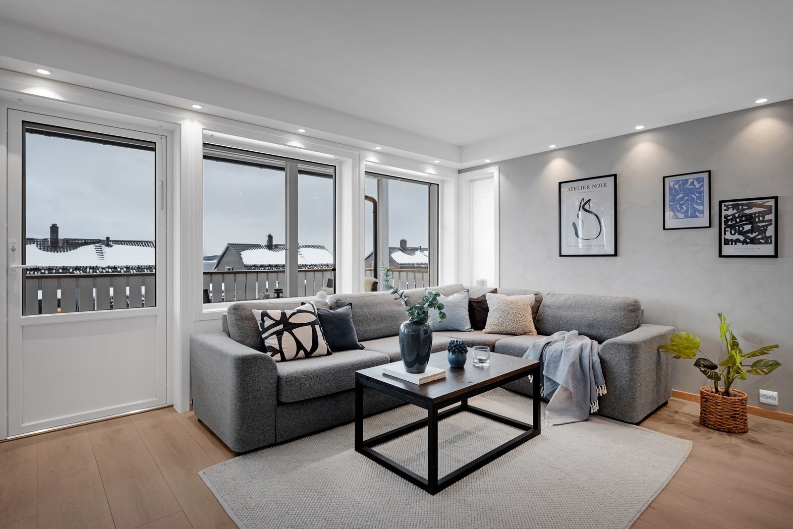 Utgang til vestvendt og solrik balkong fra stuen. Galleribilde