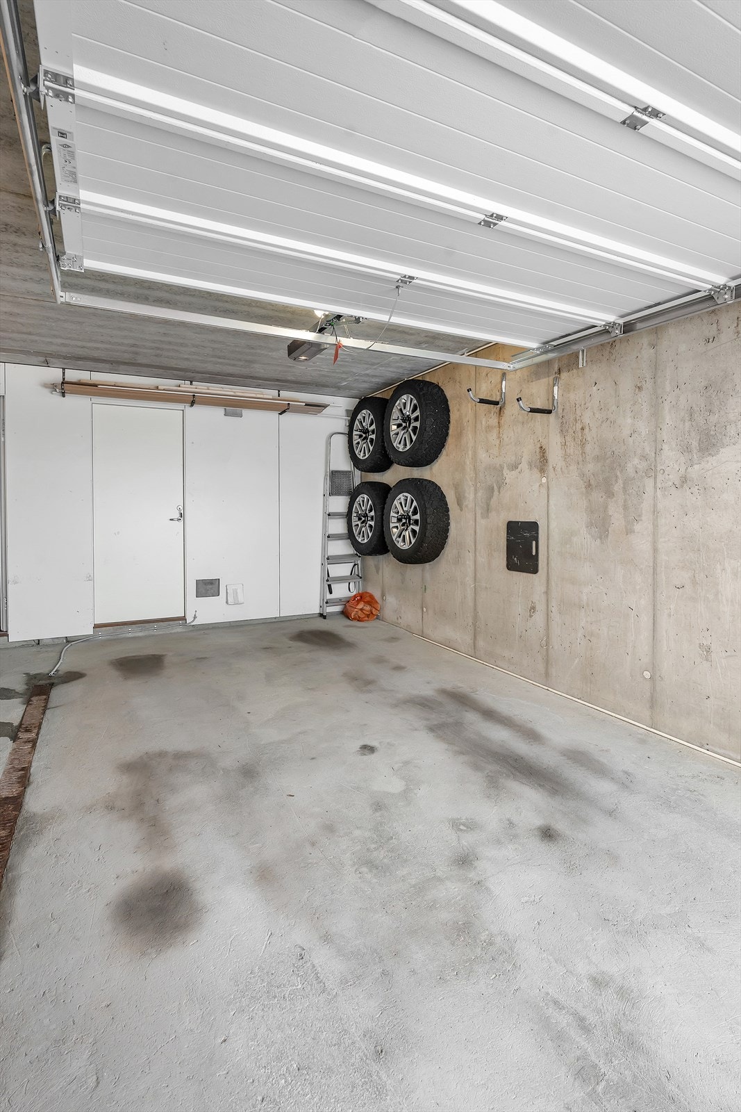 Romslig garasje med sportsbod i bakkant. Galleribilde