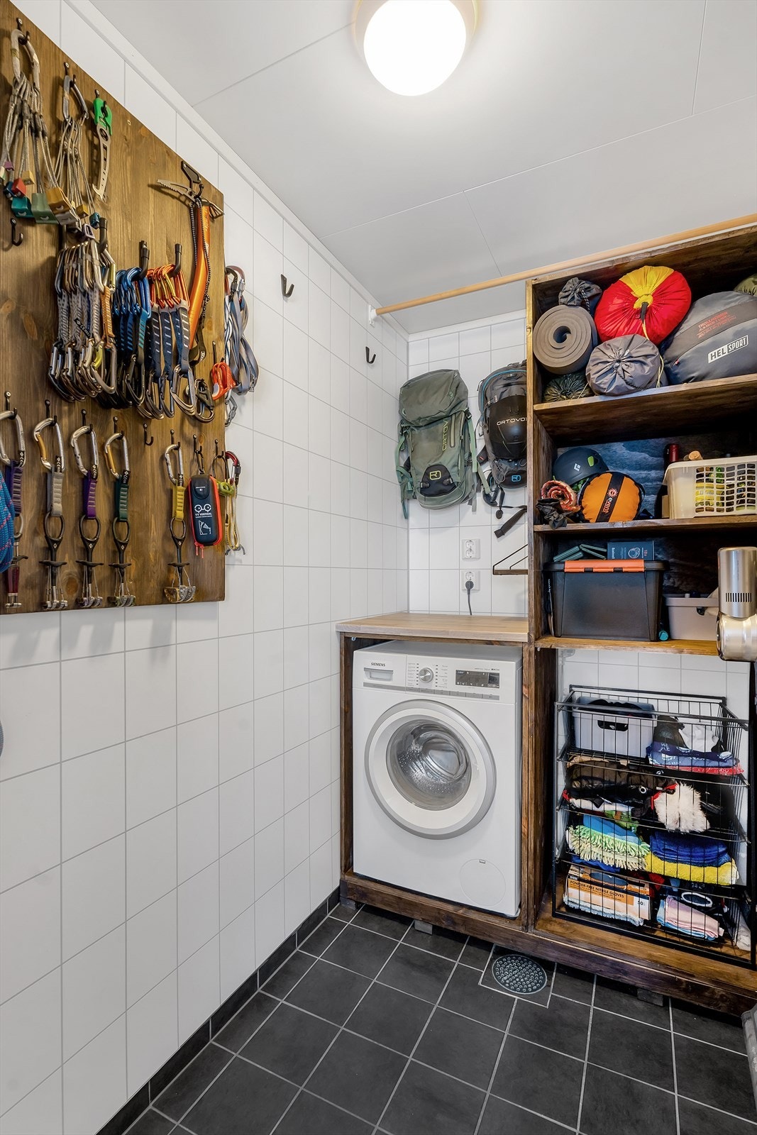 Eget romslig vaskerom med god oppbevaringsplass. Galleribilde