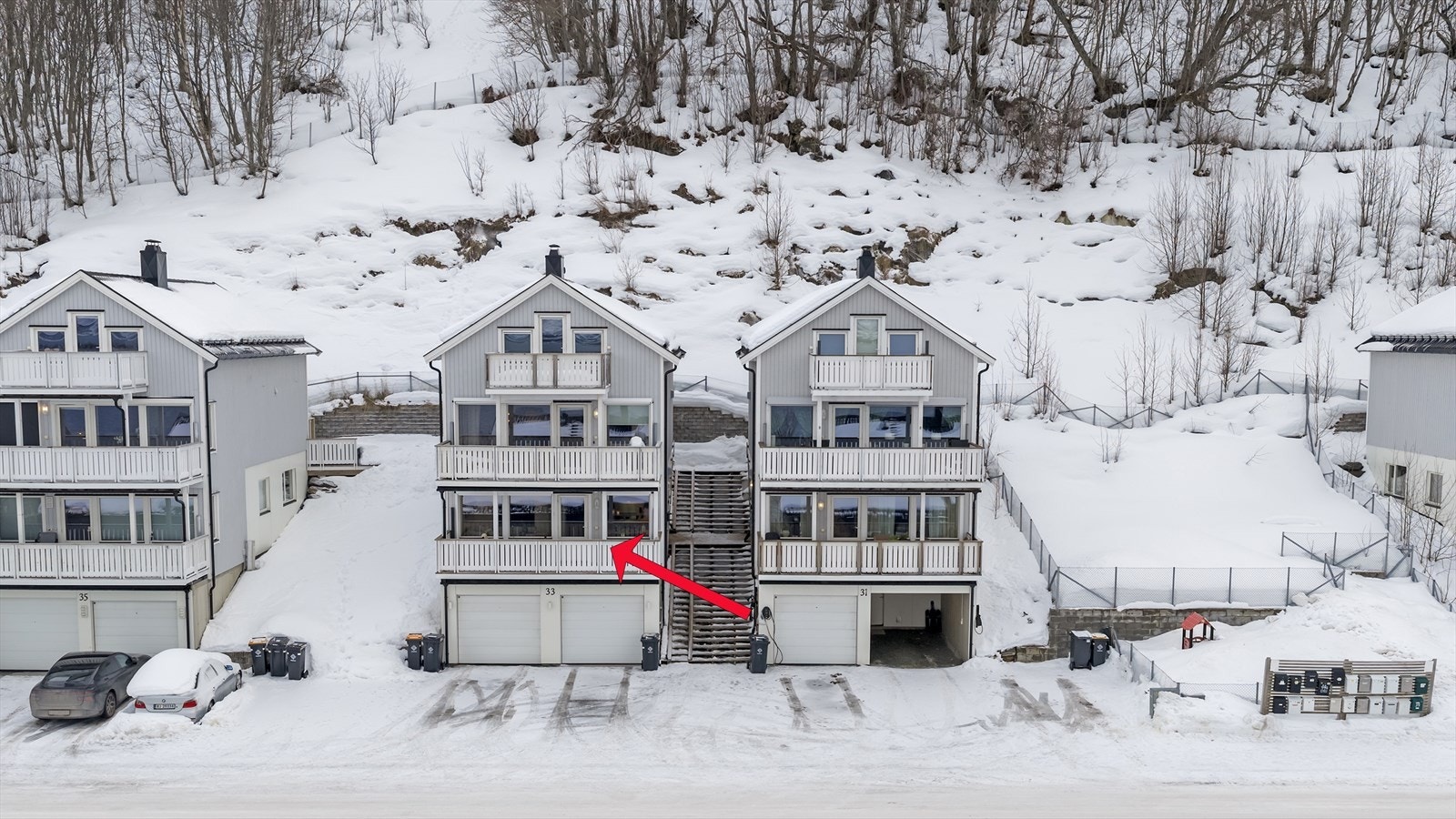 Leiligheten ligger i en del av en horisontaldelt tomannsbolig og sameiet består av 2 boenheter. Galleribilde