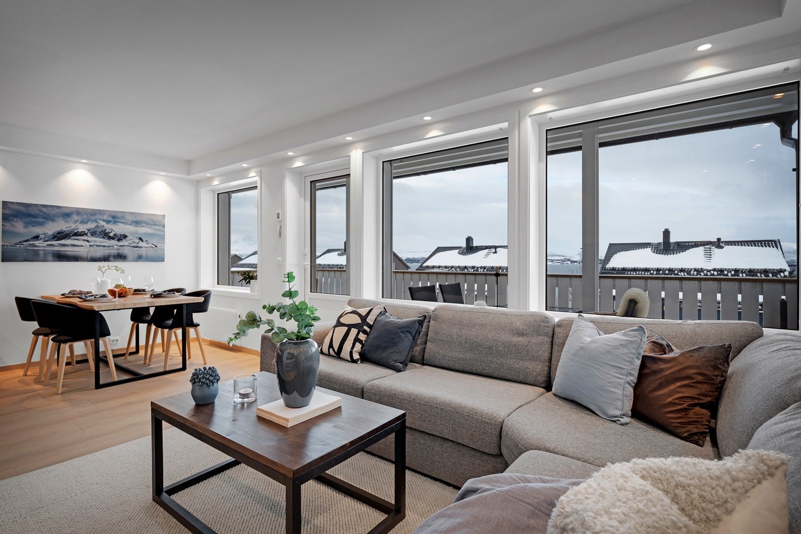 Stue med store vindusflater som slipper inn rikelig med naturlig lys. Downligths i tak. Galleribilde