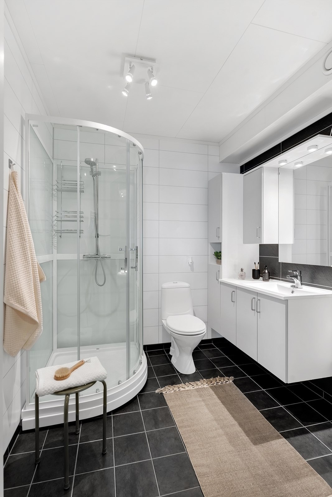 Moderne og praktisk bad med gulvvarme. Galleribilde