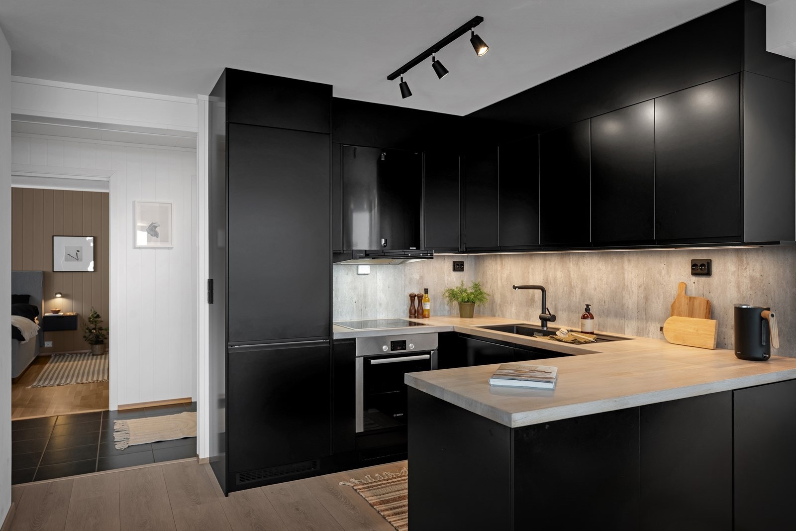 Rikelig med skap- og benkeplass. Galleribilde