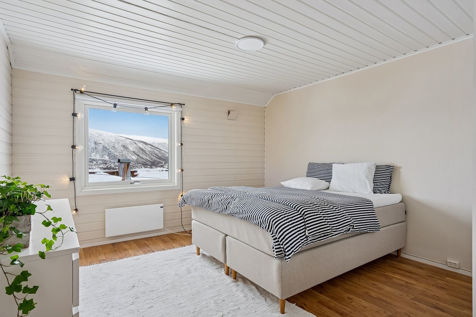 Hovedsoveromm av god størrelse.