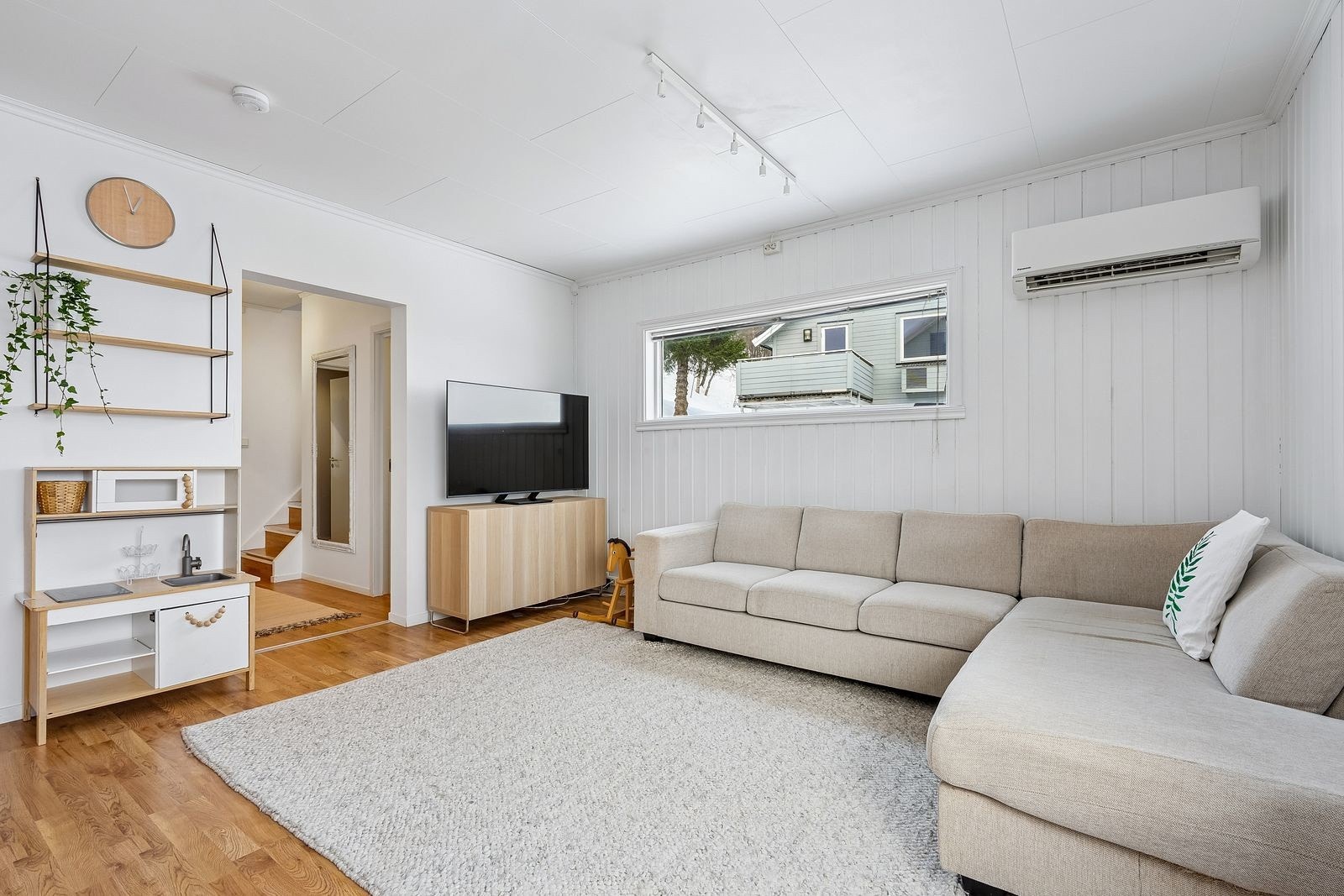 En lys og trivelig 4-roms leilighet over 2 plan. Varmpepumpe i stuen.