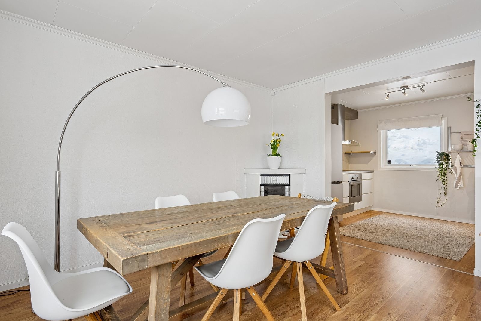 Boligen leies kun ut delvis møblert. Stue har plass til stort spisebord.