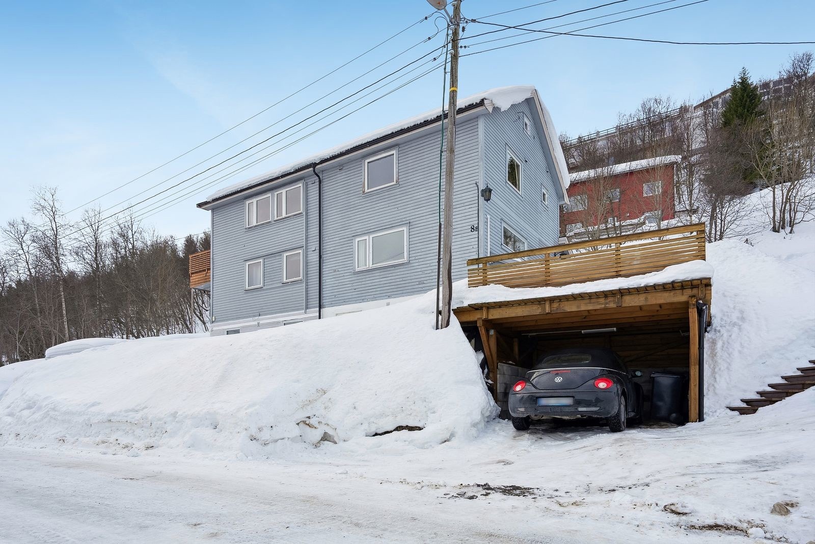 Leiligheten disponerer parkering i carport og terrasse!