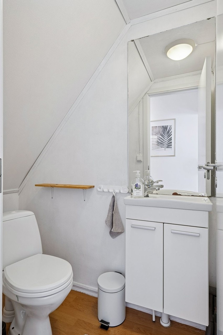 Toalettrom med servant.