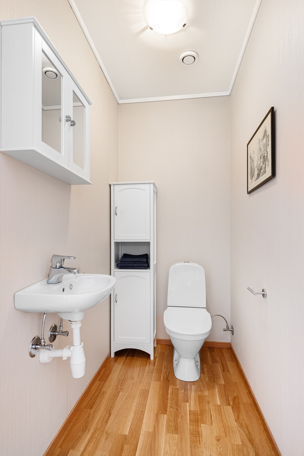 Praktisk, separat toalettrom i tilknytning til stuen. Galleribilde