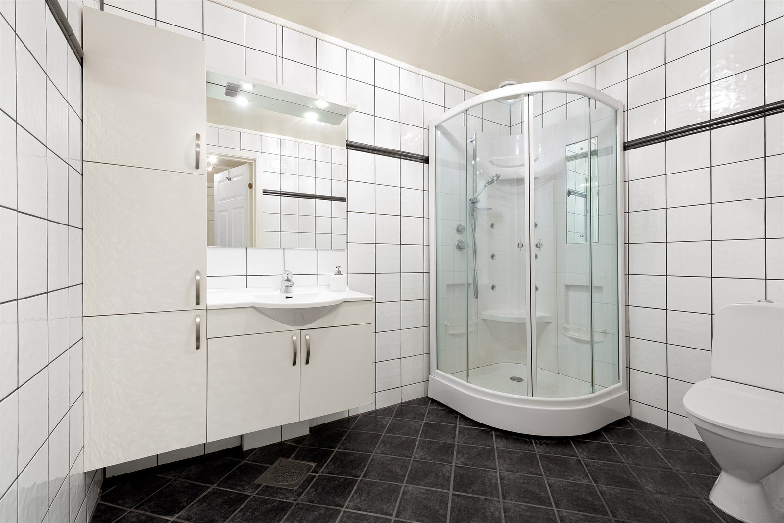 Flislagt bad med innredning fra HTH og komfortabel gulvvarme. Galleribilde