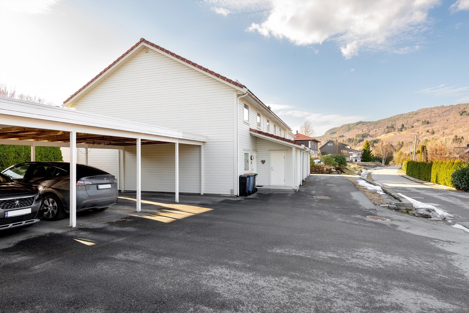 Til boligen følger en fast oppstillingsplass i felles carport. Galleribilde