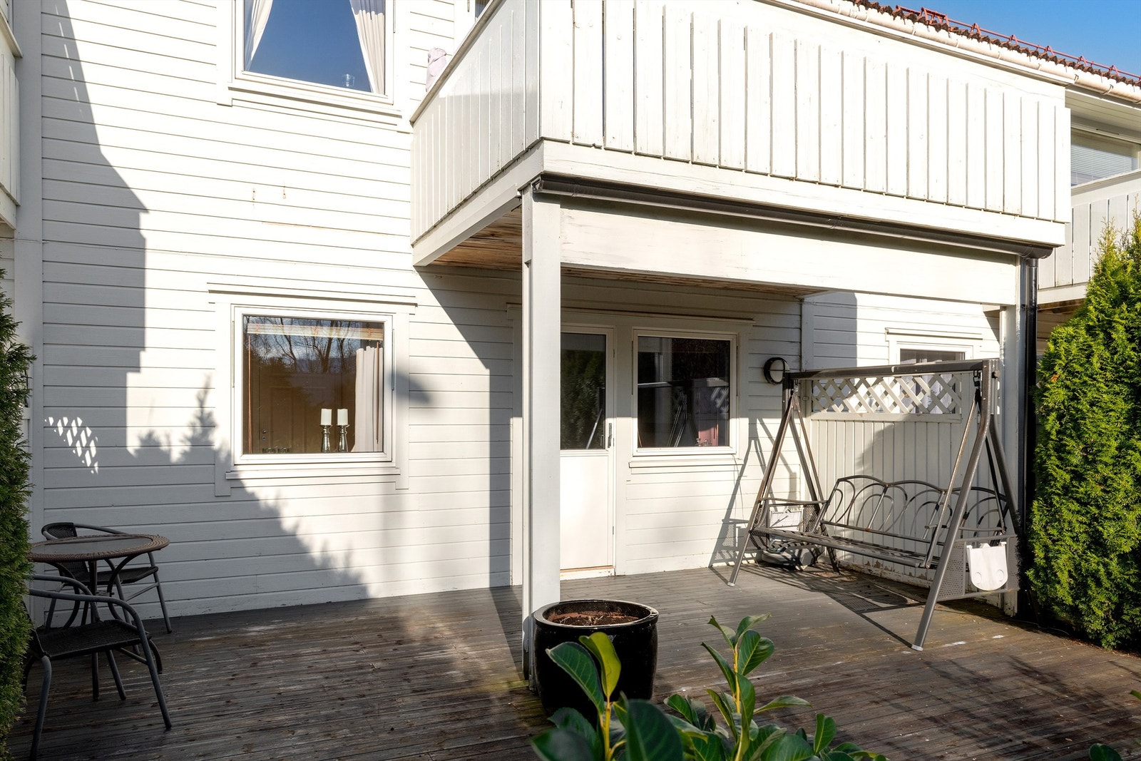 Lun og skjermet uteplass mot syd Galleribilde