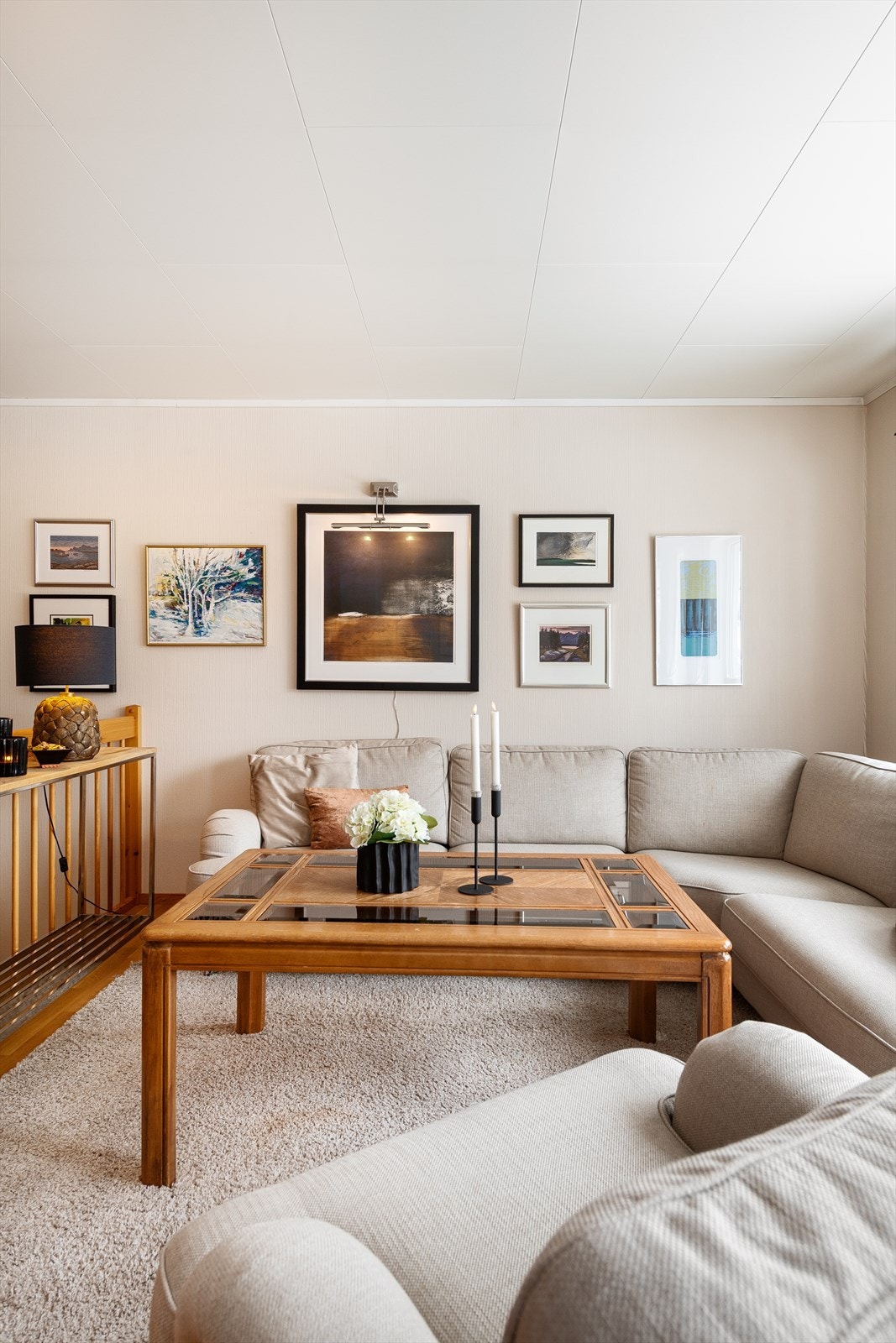 Stuen er enkel å møblere med flere soner for avslapning og sosialt samvær. Galleribilde