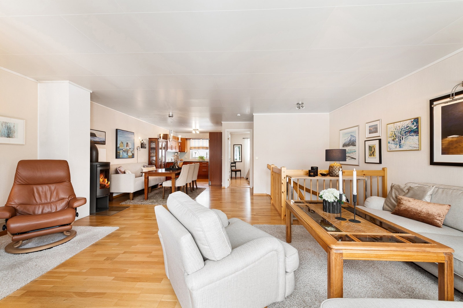 Her ser man den gode oversikten og flyten gjennom hele etasjen. Galleribilde