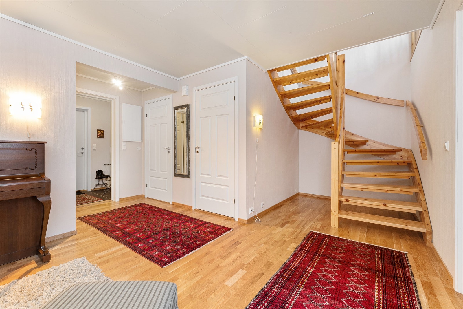 Den innvendige trappen i tre binder de to etasjene elegant sammen. Galleribilde