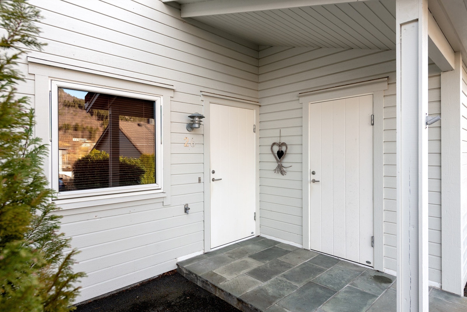 Overbygd inngangsparti samt inngang til utvendig bod på 5 m2 Galleribilde