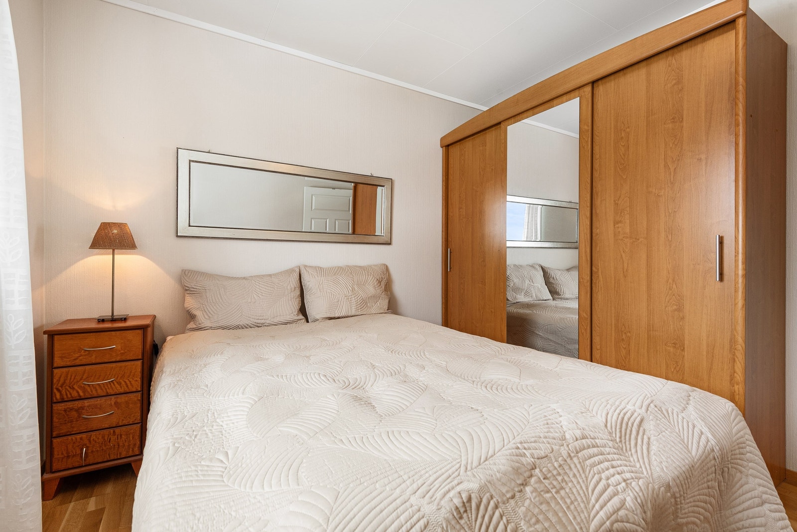 Soverommet har god plass til garderobeløsning med frittstående garderobeskap med 3 skyvedører, hvorav en speilfront Galleribilde