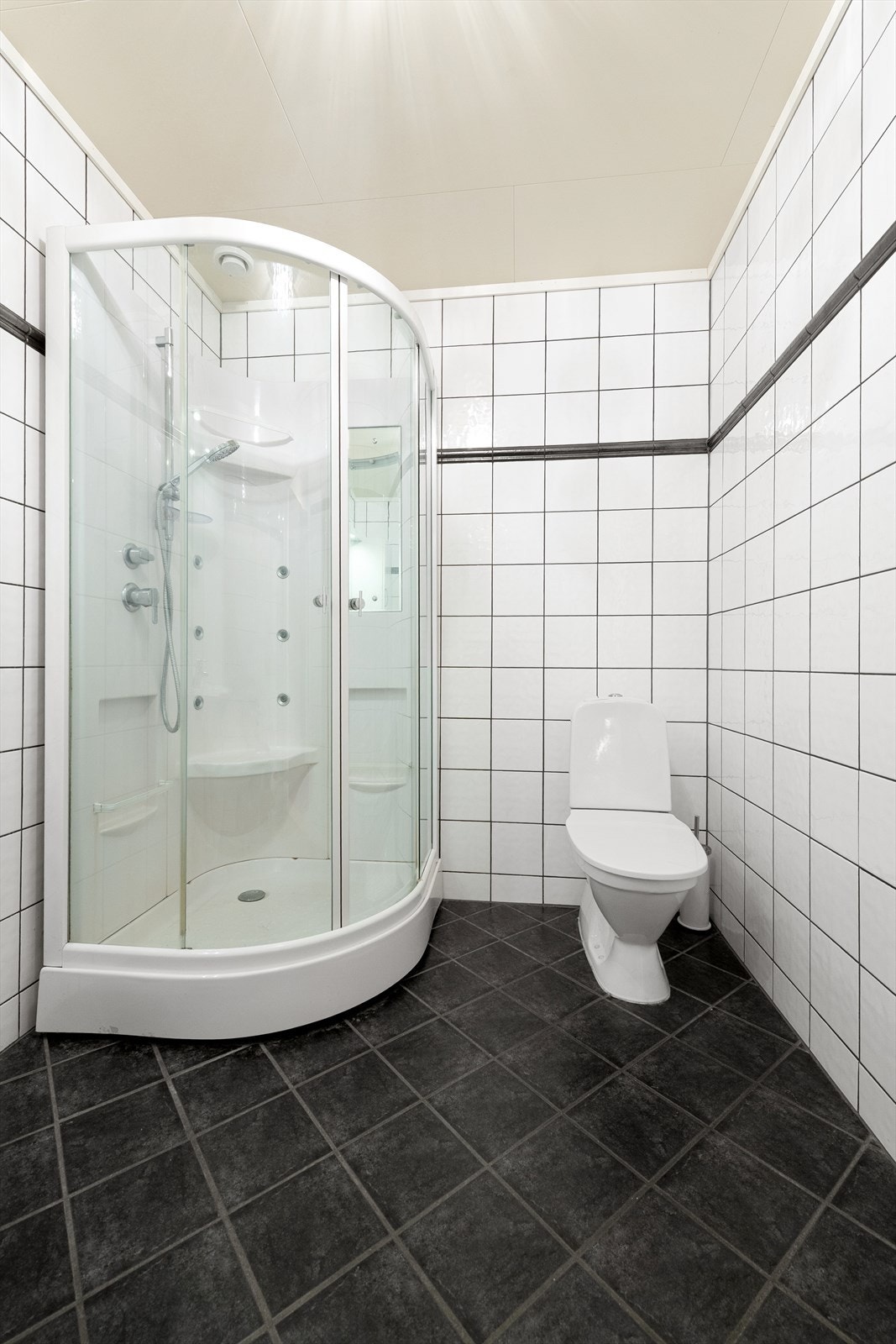 Dusjkabinettet sørger for et funksjonelt og lettstelt baderom. Galleribilde