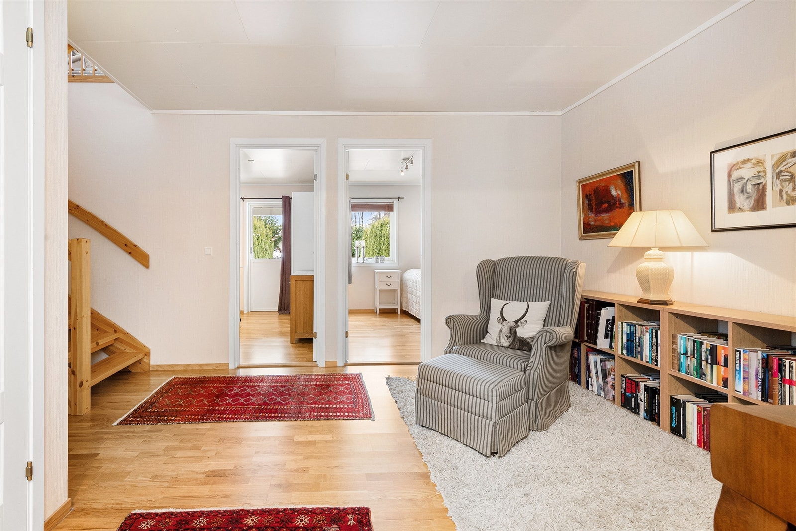 Fra hallen er det adkomst til etasjens tre soverom, adskilt fra de sosiale sonene oppe. Galleribilde