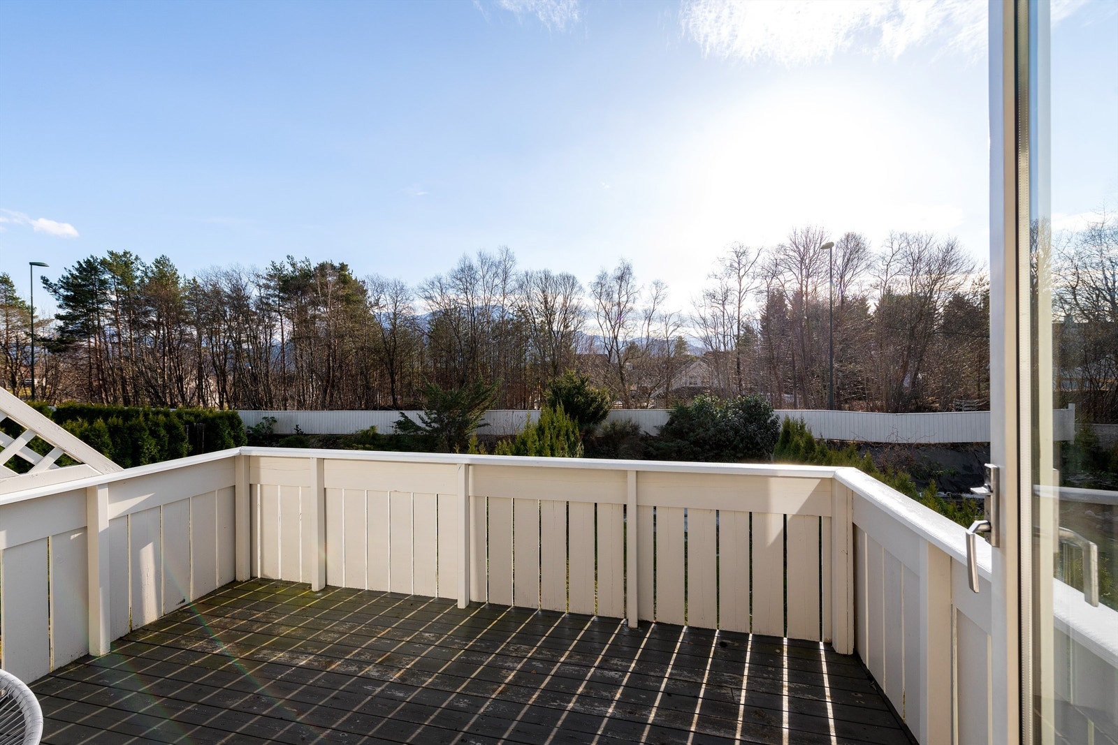 Den sydvendte balkongen har gode solforhold og plass til en sittegruppe Galleribilde