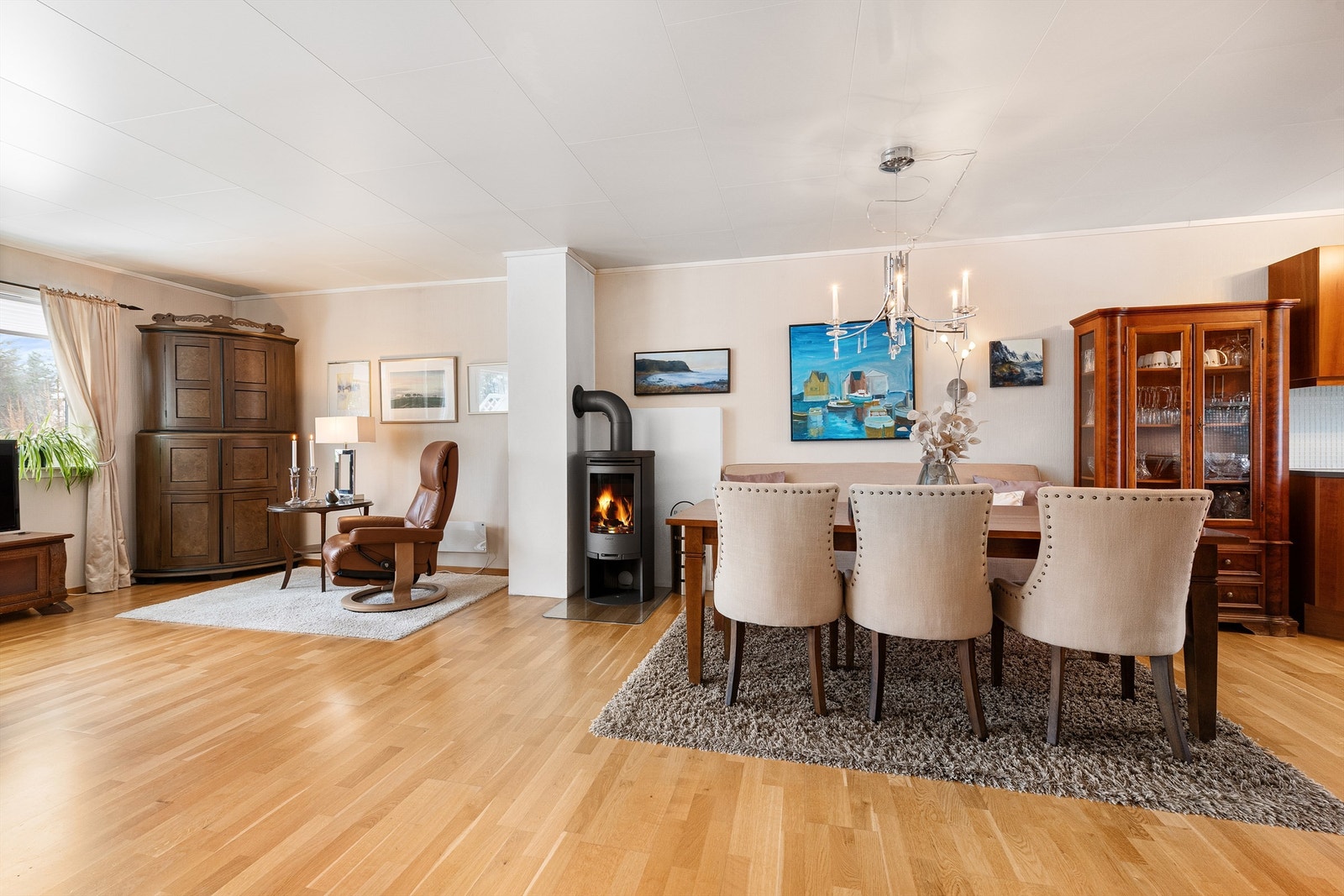 En helhetlig og åpen planløsning mellom stue og kjøkken Galleribilde