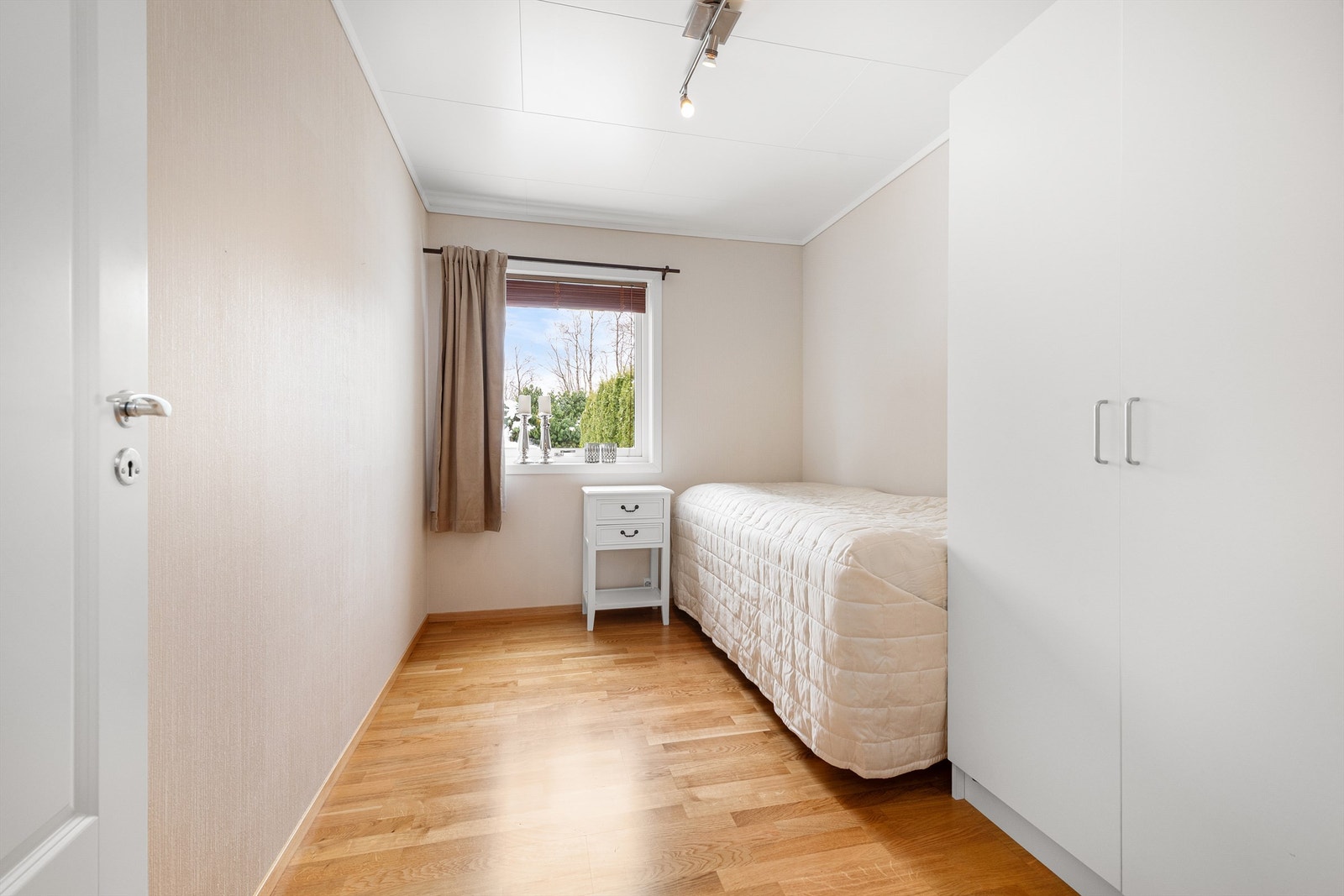 Soverom 2 - Et lyst og trivelig soverom med plass til seng og garderobeløsning. Galleribilde