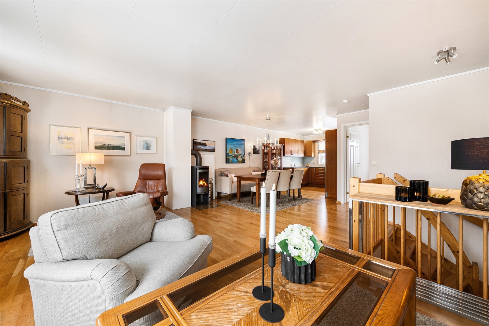 Parkettgulvet strekker seg gjennom hele oppholdsrommet og gir et enhetlig inntrykk. Galleribilde