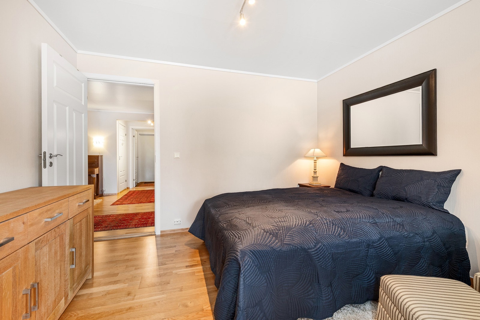 Soverommet har parkett på gulvet og profilerte innerdører. Galleribilde