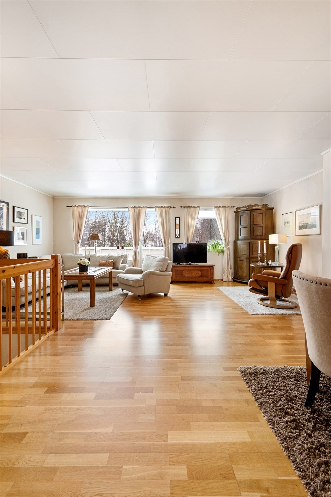 Trappen leder opp til boligens sosiale sone med en lys og åpen atmosfære. Galleribilde