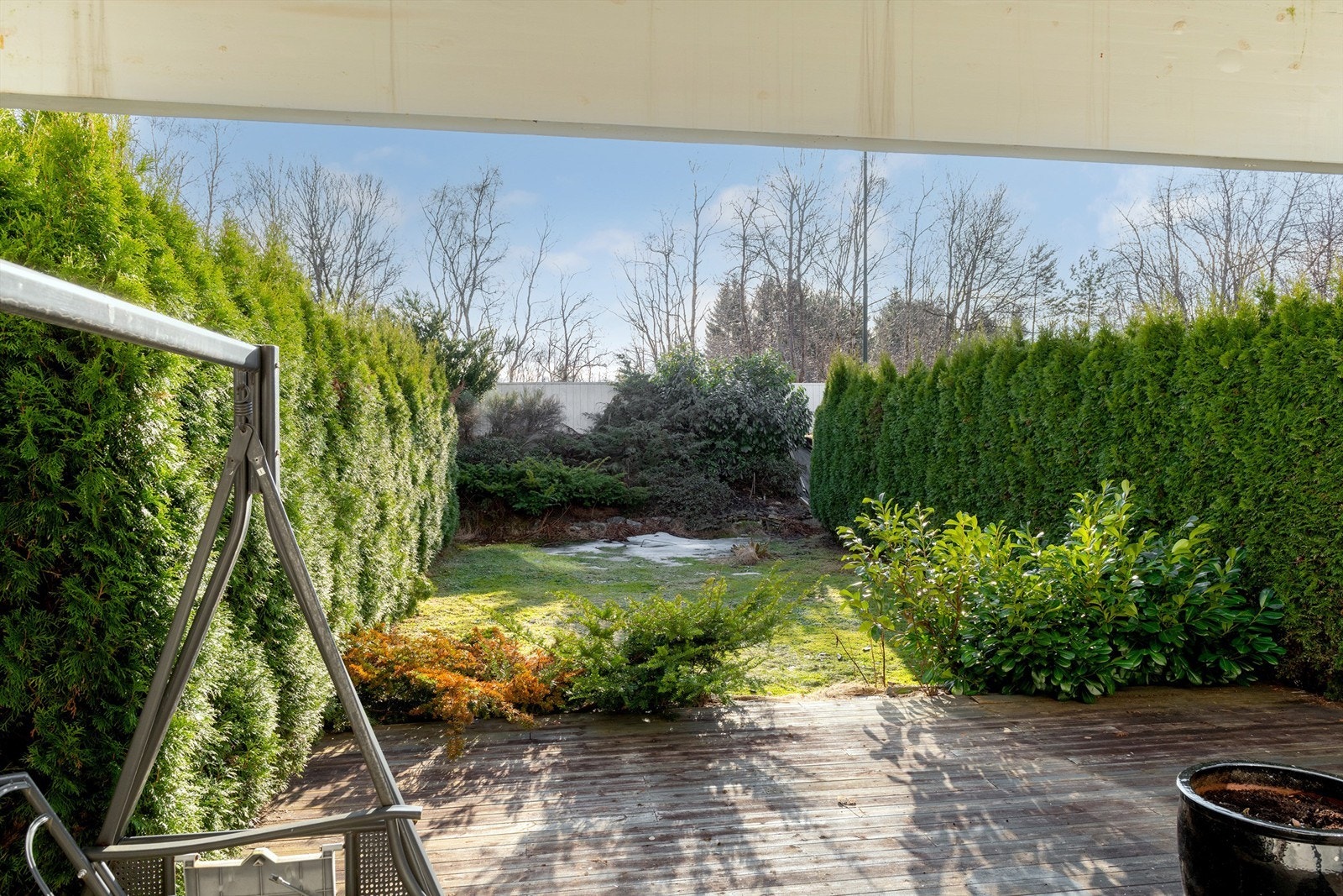 Skjermet hage med hekk mot naboer i øst og vest Galleribilde