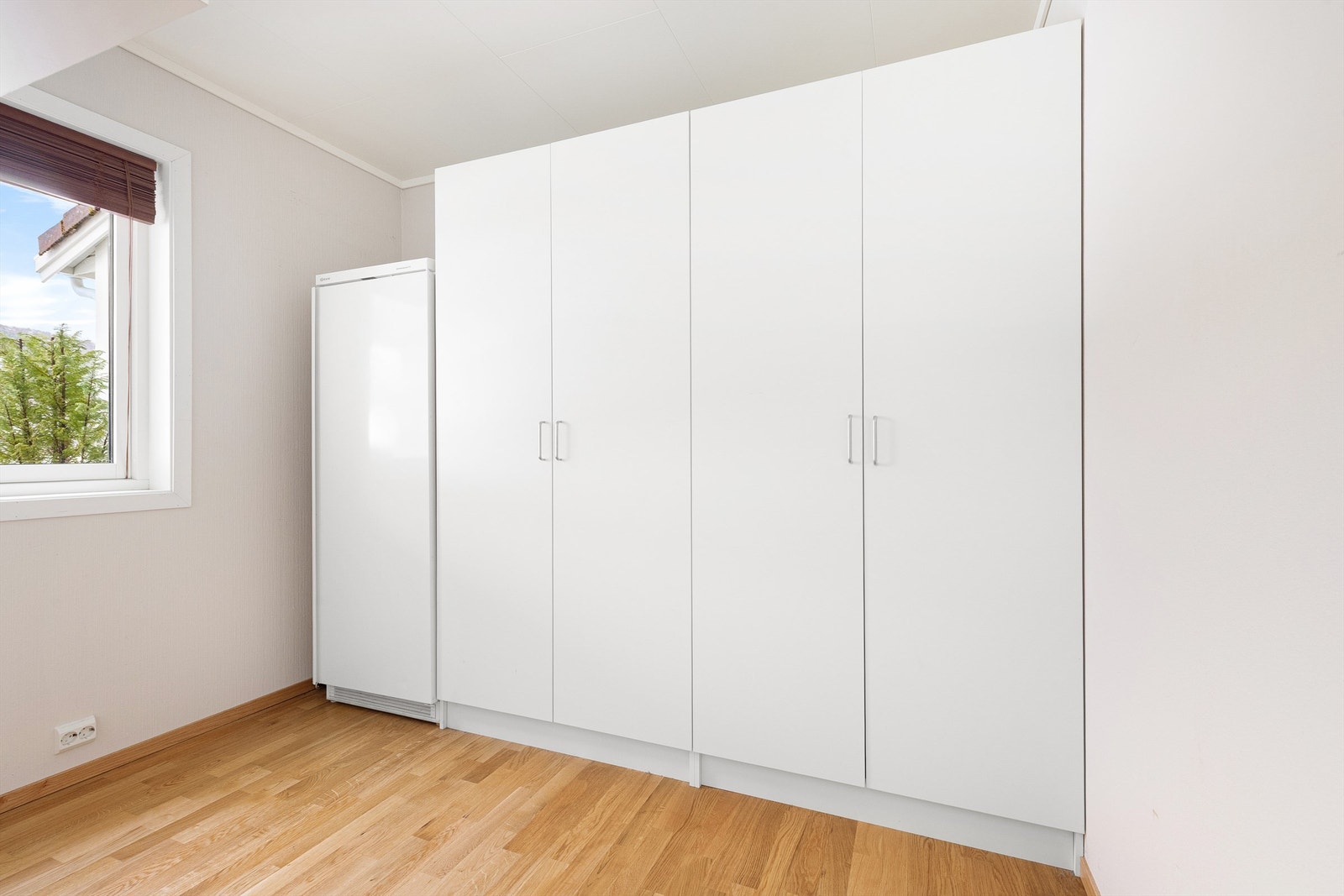 Soverom 3 med god plass til garderobeskap for effektiv oppbevaring. Galleribilde