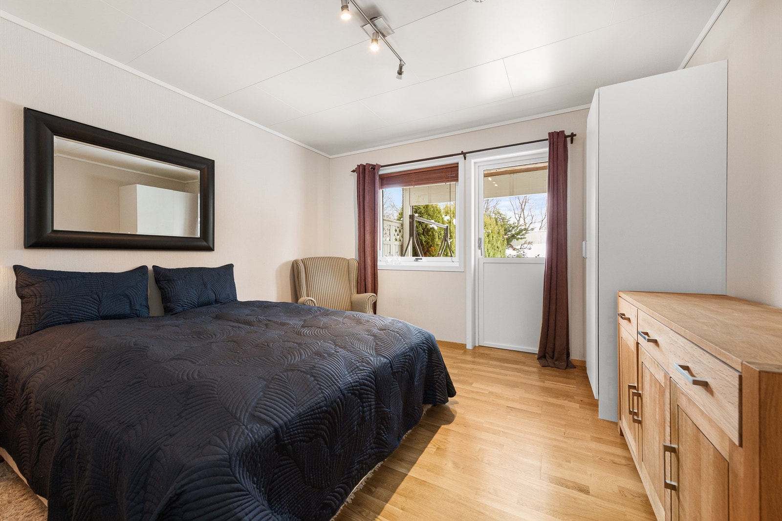 Hovedsoverommet i første etasje har god plass og utgang til hagen. Galleribilde