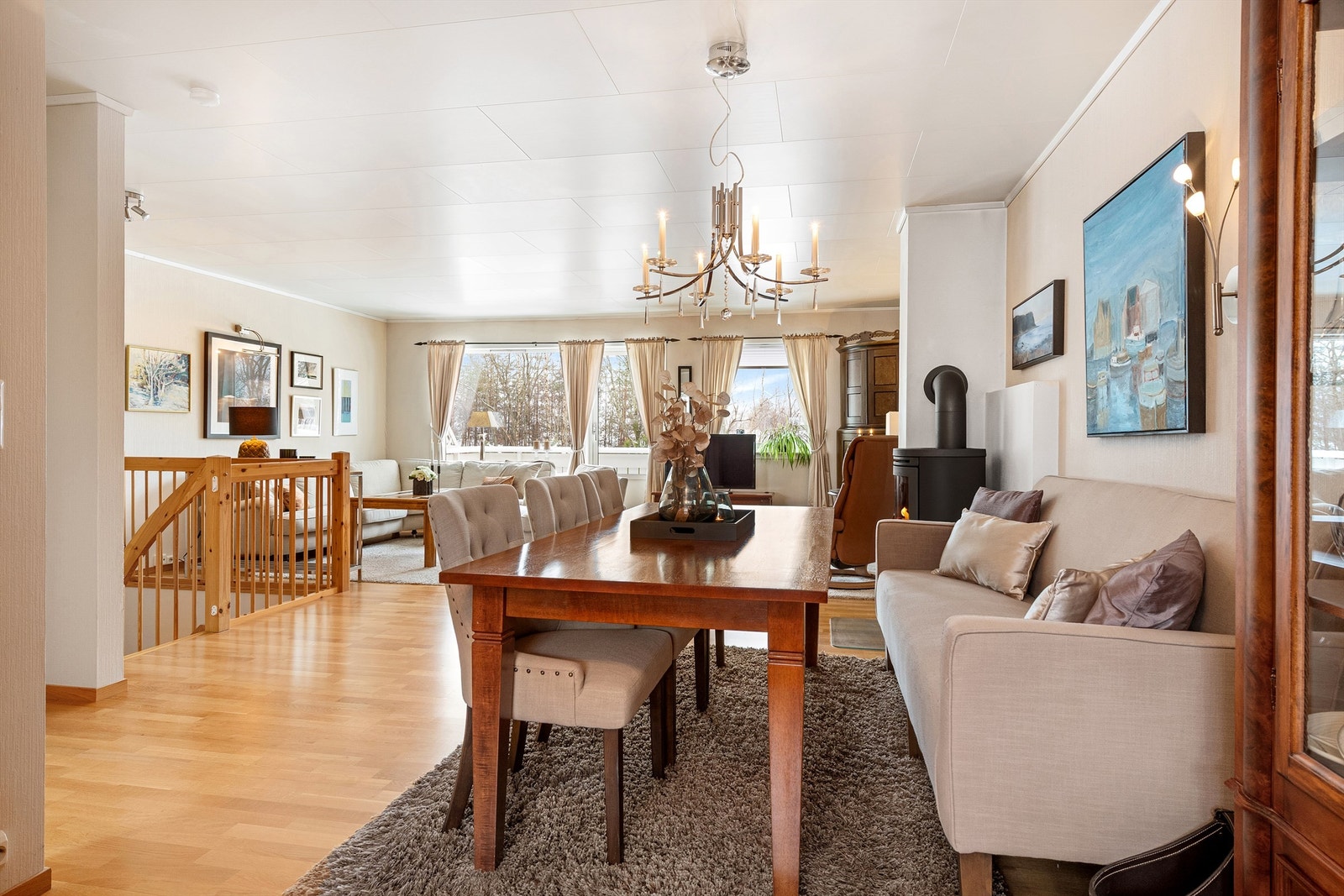 Den åpne løsningen gir en god flyt mellom stue, spisestue og kjøkken. Galleribilde