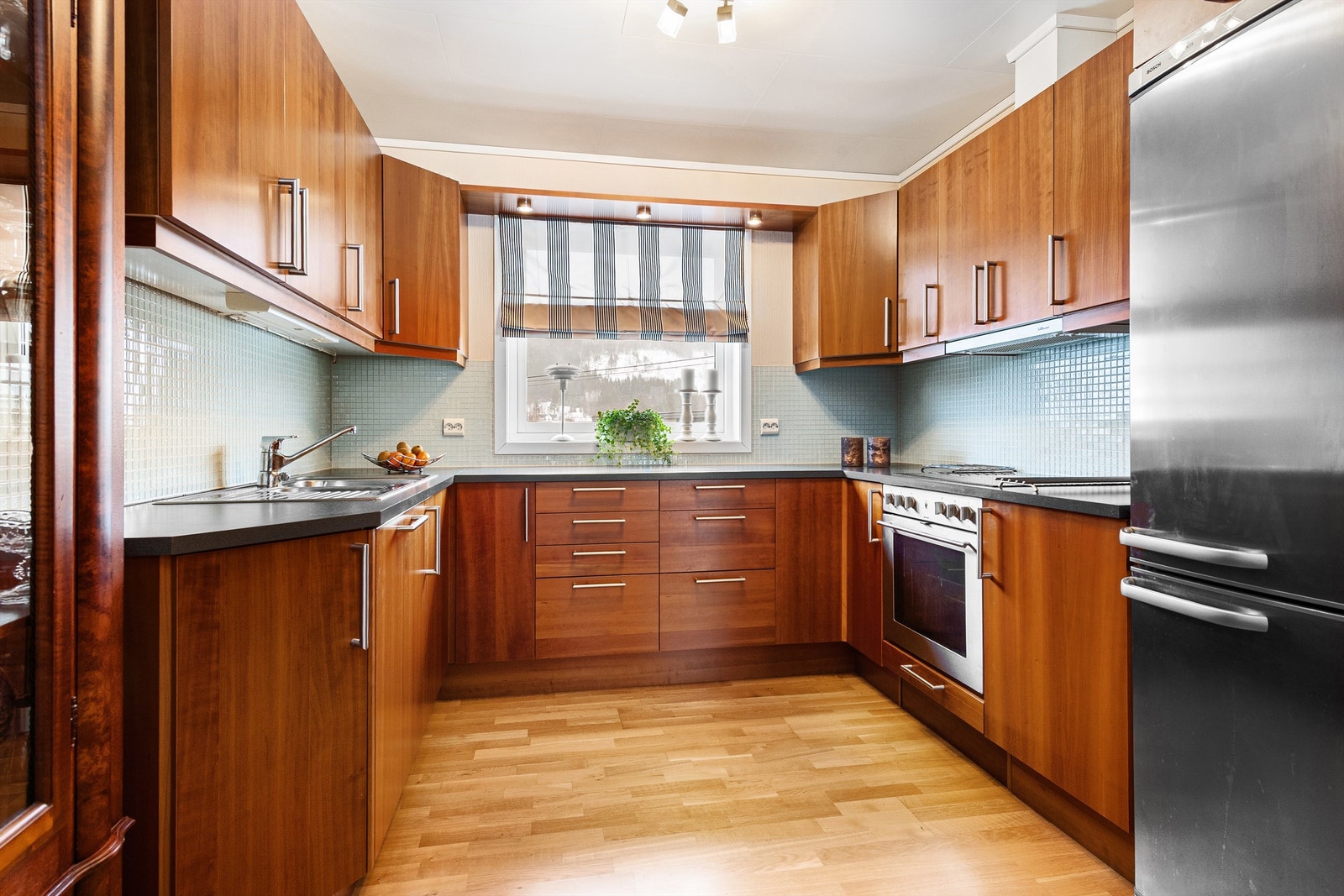 Kjøkkeninnredning fra HTH med integrert stekeovn, platetopp og oppvaskmaskin. Galleribilde