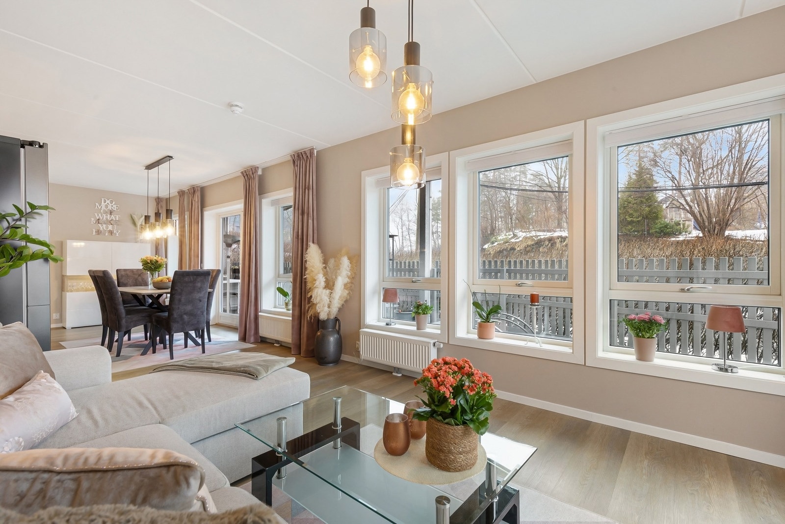 Beliggenheten er usjenert, uten direkte innsyn fra gjenboere. Rikelig med naturlig lys fra vindusflatene. Det er to utganger til den store terrassen Galleribilde