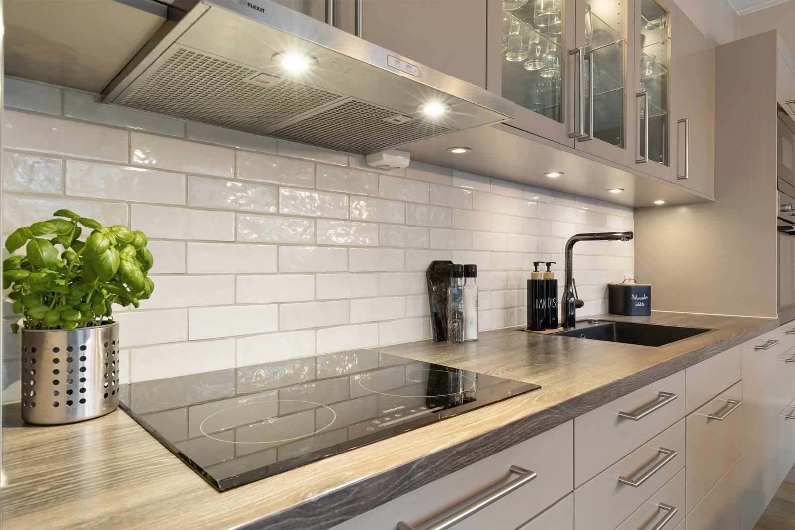 Innredningen er utstyrt med integrert komfyr, mikrobølgeovn og induksjonstopp. Lekkasjestopper og komfyrvakt er installert Galleribilde