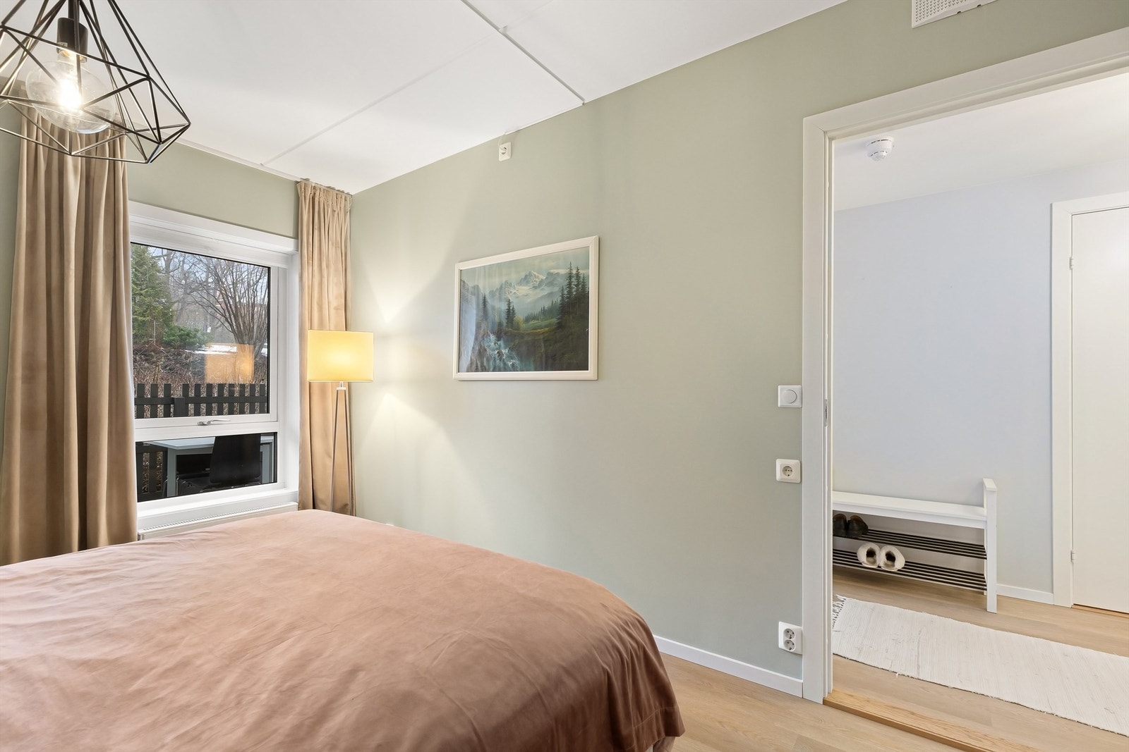 Også her er det nytt parkettgulv fra 2021 og malte veggflater. Galleribilde