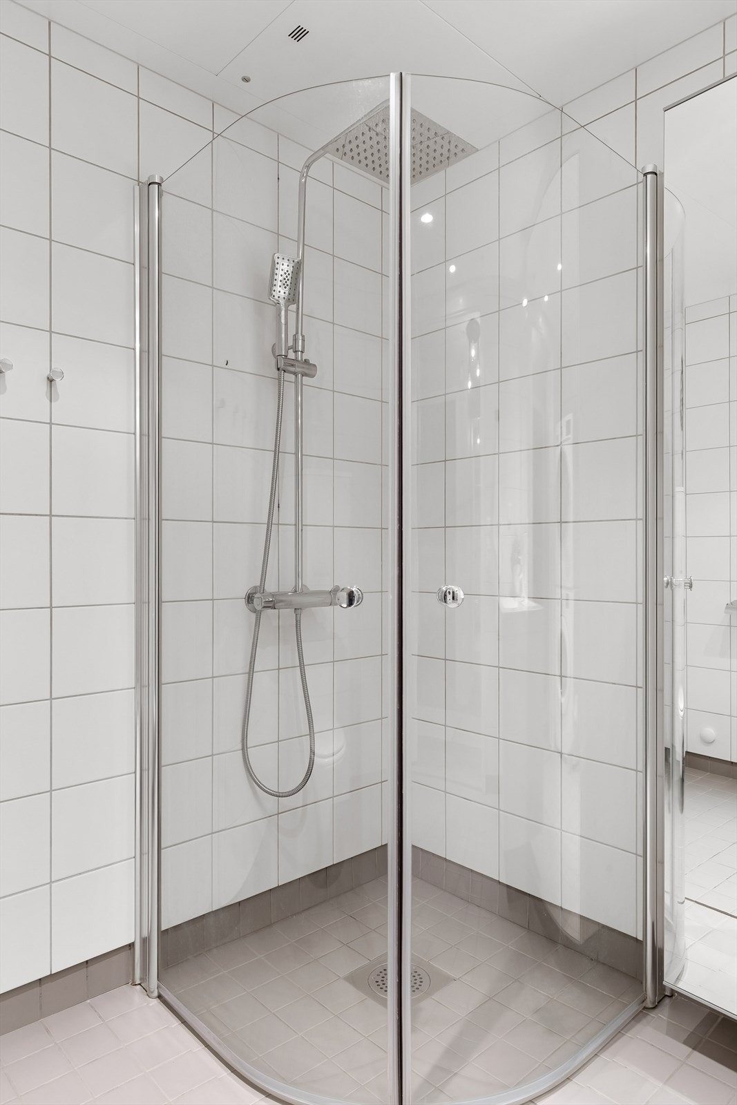Dusjhjørnet har innfellbare dører og et nytt dusjarmatur fra 2022 Galleribilde